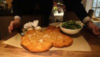 The real veal Milanese presented to the table